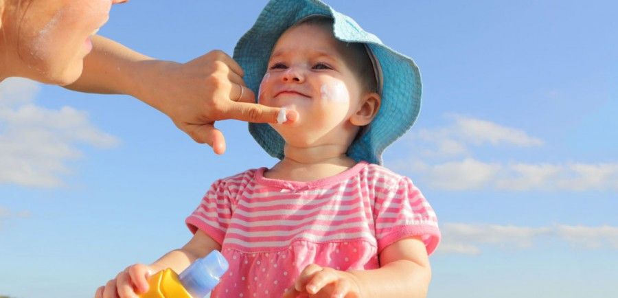 مراقبت از پوست یکی از مهمترین بخش های بهداشت و زیبایی است. پوست یکی از ارگان های حیاتی بدن ما است که نیاز به مراقبت و توجه دارد. در ادامه به برخی از روش های مراقبت از پوست میپردازیم: 1. استفاده از محصولات مناسب: استفاده از محصولات مناسب برای نوع پوست خود بسیار مهم است. برای پوست های چرب و چربی زایی، انتخاب محصولات ضد چربی و ضد جوش مناسب است، در حالی که برای پوست های خشک و حساس، محصولات نرم کننده و آبرسان مناسب هستند. 2. استفاده از ضدآفتاب: استفاده از ضدآفتاب در تمام فصول سال بسیار مهم است. اشعه مضر UV از آفتاب میتوانند باعث پیری زودرس پوست، لکه های قهوهای و حتی سرطان پوست شوند. 3. تغذیه مناسب: تغذیه مناسب نقش بسیار مهمی در سلامت پوست دارد. مصرف مواد غذایی حاوی ویتامین C، ویتامین E، روغن های چرب اسید امگا-3 و امگا-6، آنتیاکسیدان ها و روزانه حداقل ۲ لیتر آب برای حفظ رطوبت پوست بسیار مفید است. 4. شستشو و تمیزی: شستشو و تمیزی منظم پوست با استفاده از محصولات مناسب بسیار مهم است. شستشو با آب گرم و صابون مناسب برای حذف چربی ها و آلودگی ها از پوست بسیار مفید است. 5. استفاده از ماسک: استفاده از ماسک های مرطوب کننده، ضد جوش یا ضد چروک نقش بسیار مهمی در بهبود و زیبایی پوست دارد. 6. استفاده از رطوبت رسان: استفاده از رطوبت رسان ها و لوسیون های مناسب برای حفظ رطوبت و نرمی پوست بسیار مفید است. 7. جلوگیری از تحرکات زائد: تحرکات زائد مانند خنثی کردن پوست، فشار دادن لکه ها و جوش ها و ... باعث آسیب به پوست میشود. بنابراین جلوگیری از این تحرکات بسیار مهم است. 8. خواب کافی: خواب کافی نقش بسیار مهمی در سلامت و زیبایی پوست دارد. خواب کافی باعث بازسازی و بهبود سلول های پوست میشود. 9. کاهش استرس: استرس باعث تغییرات هورمونی شده و باعث خشک شدن و پیر شدن زودرس پوست میشود. بنابراین کاهش استرس باعث بهبود سلامت و زیبایی پوست میشود. 10. مصرف آب کافی: مصرف آب کافی برای حفظ رطوبت و تغذیه سلول های پوست بسیار مهم است. روش های مراقبت از پوست